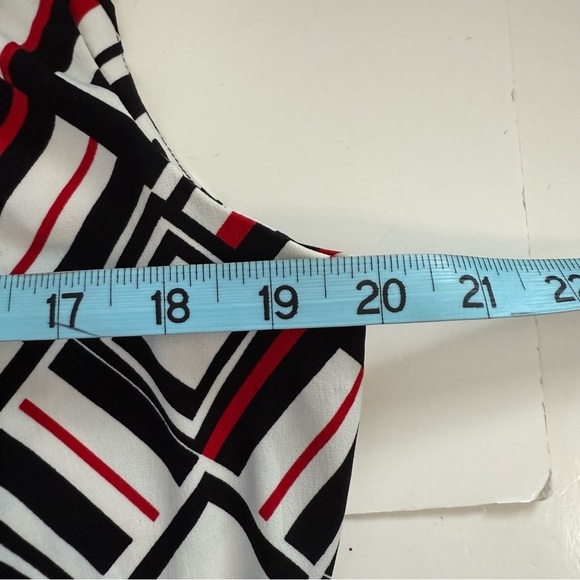 Calvin Klein Red Black White Pleated Neck Sleeveless Lightweight Blouse Top Sz L - Picture 10 of 10